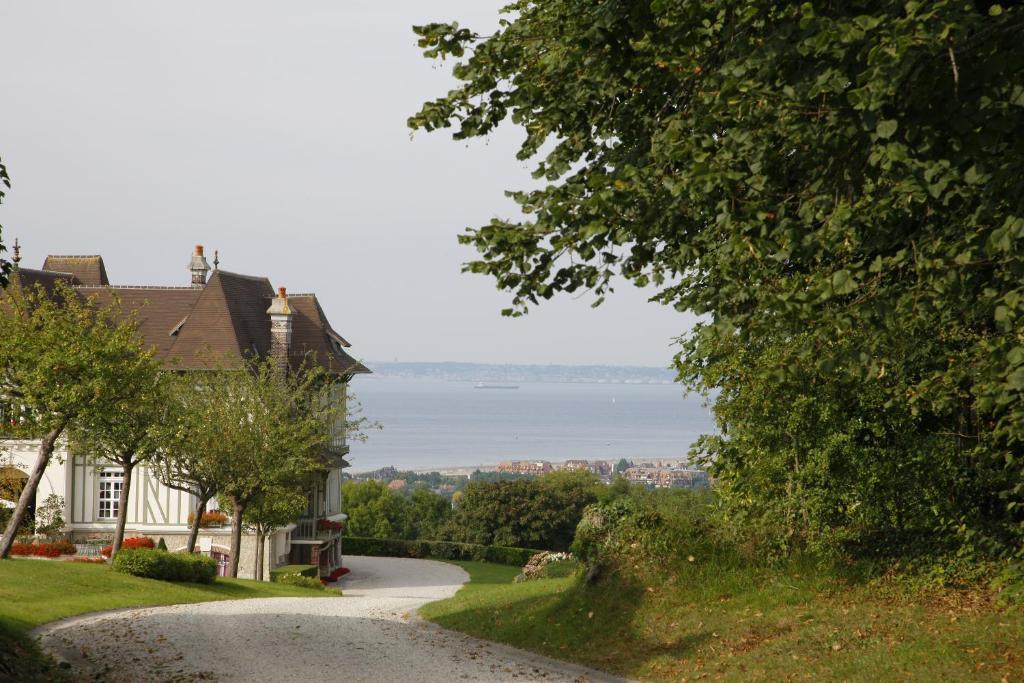 Manoir De Benerville Panzió Deauville Kültér fotó